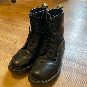 Dr Martens Sz 9 boots